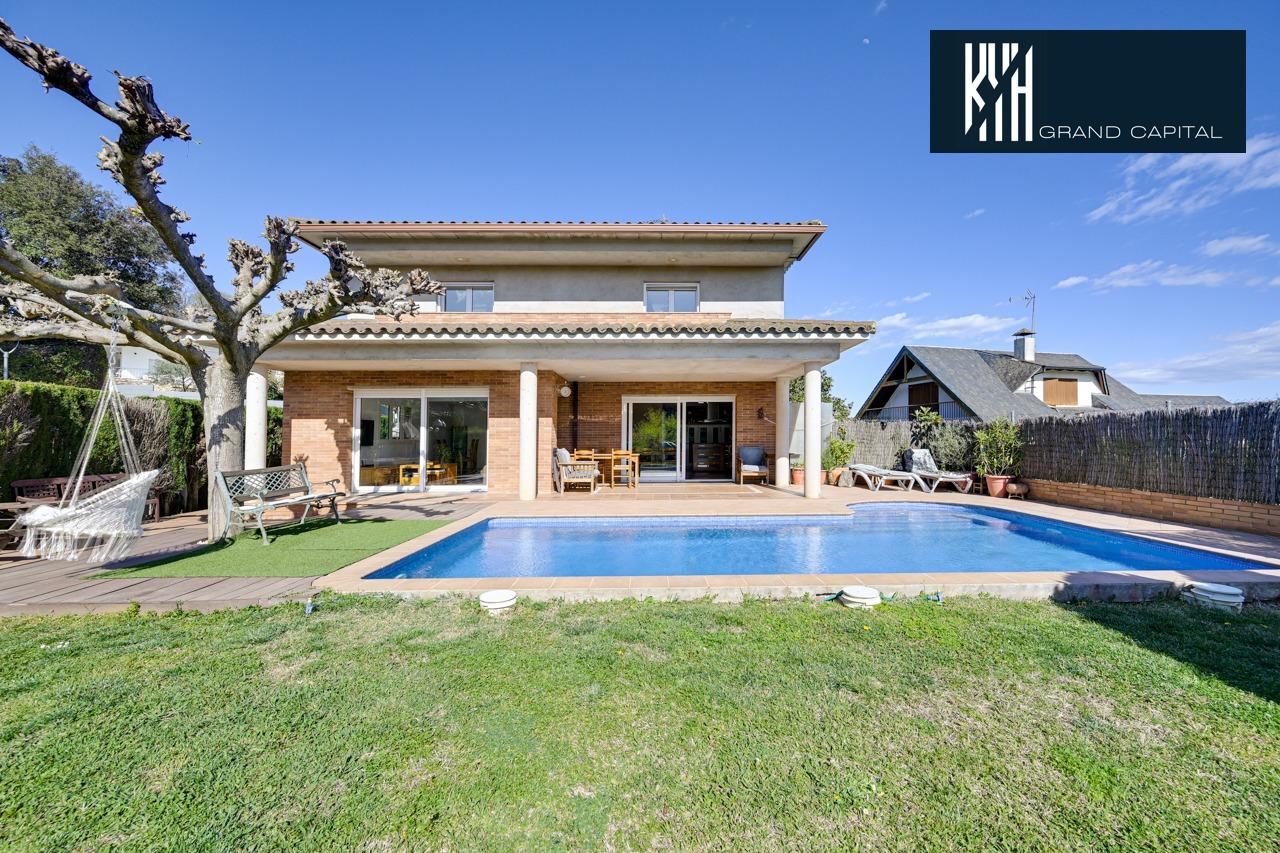 Chalet Bonmatí - Jardín y piscina