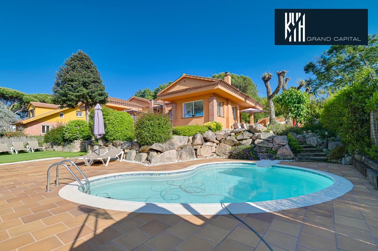 Casa con jardín y piscina
